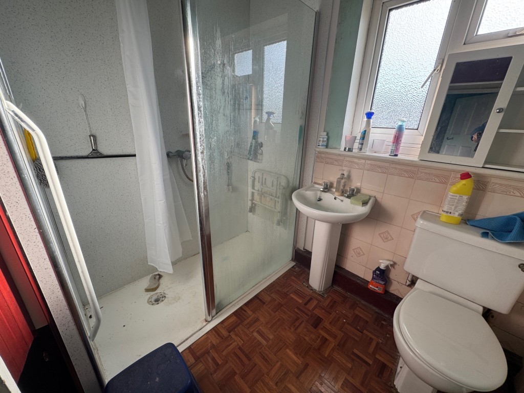 Lot: 158 - TWO-BEDROOM TERRACE HOUSE IN CITY LOCATION - Shower room